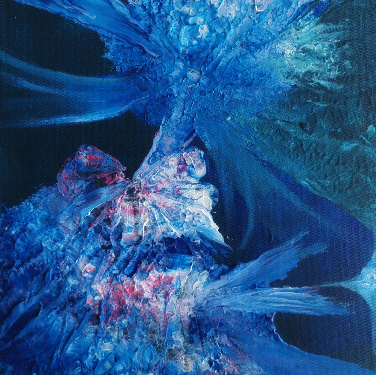 ein Bild aus blauen Farben, die in Struktur sich über die Fläche ausbreitet, wie ein grösser werdendes Spinnennetz, in das blau fliessen gelegentlich weisse und pinke Farbtöne