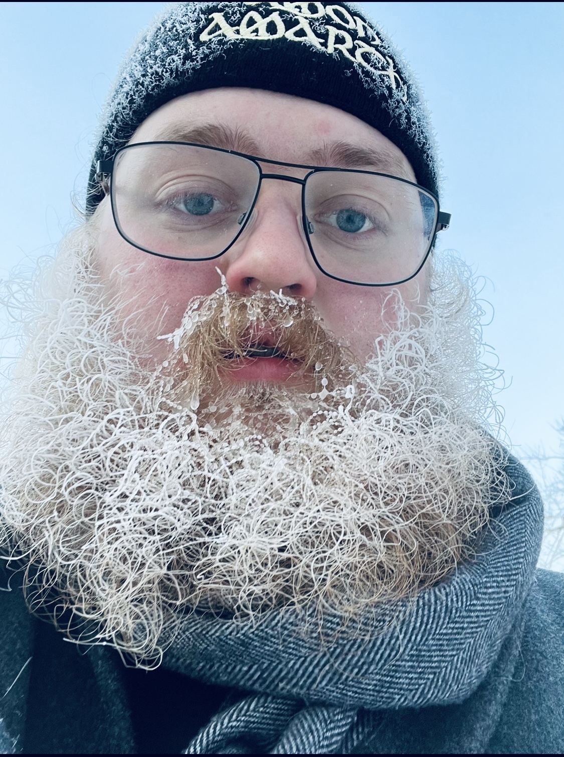 Mathias Remåd schaut hinab in die Kamera und hat einen grossen verschneiten Bart.