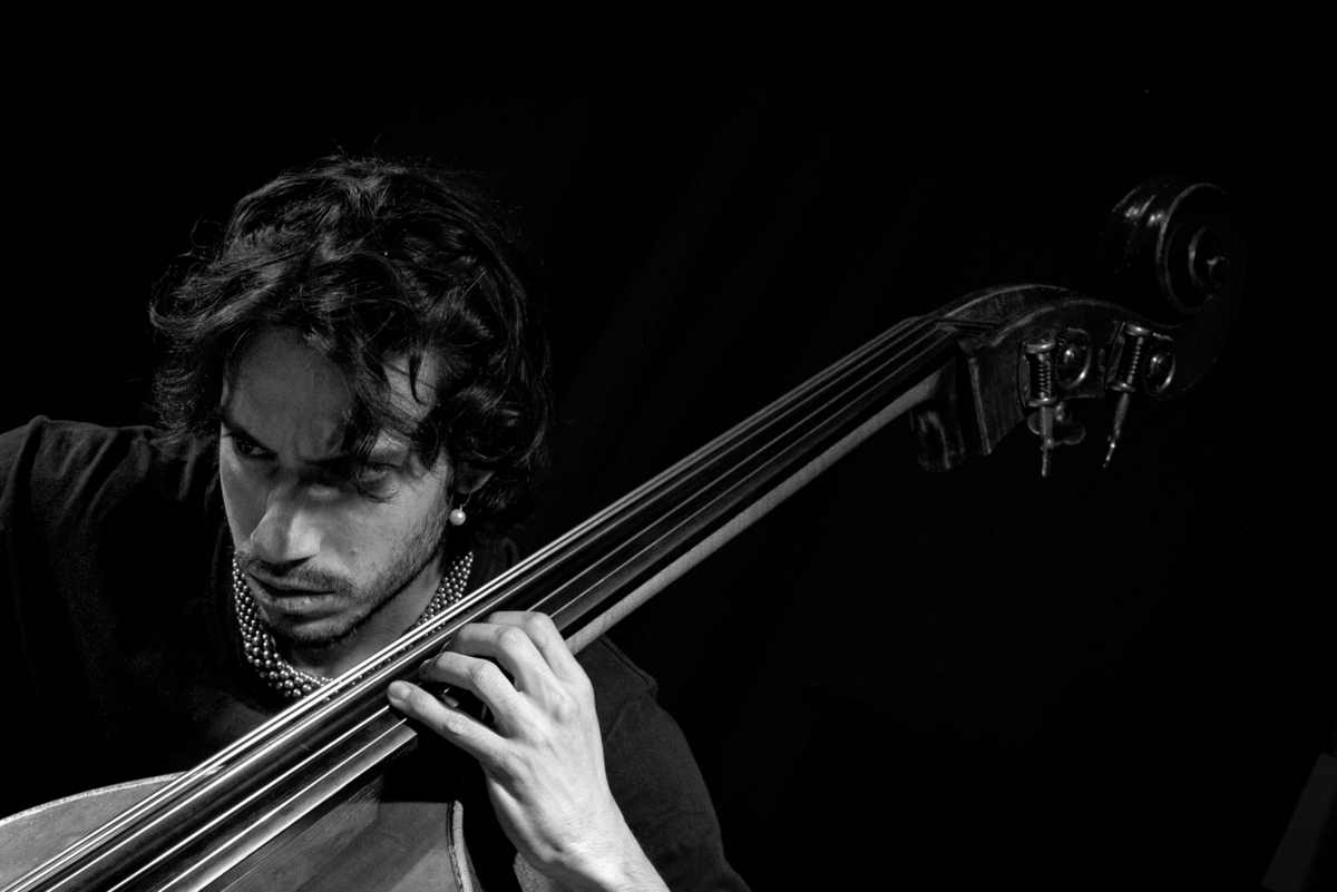 schwarz weiss Foto von Pietro Elia Barcellona, vertieft ins Kontrabass spielen