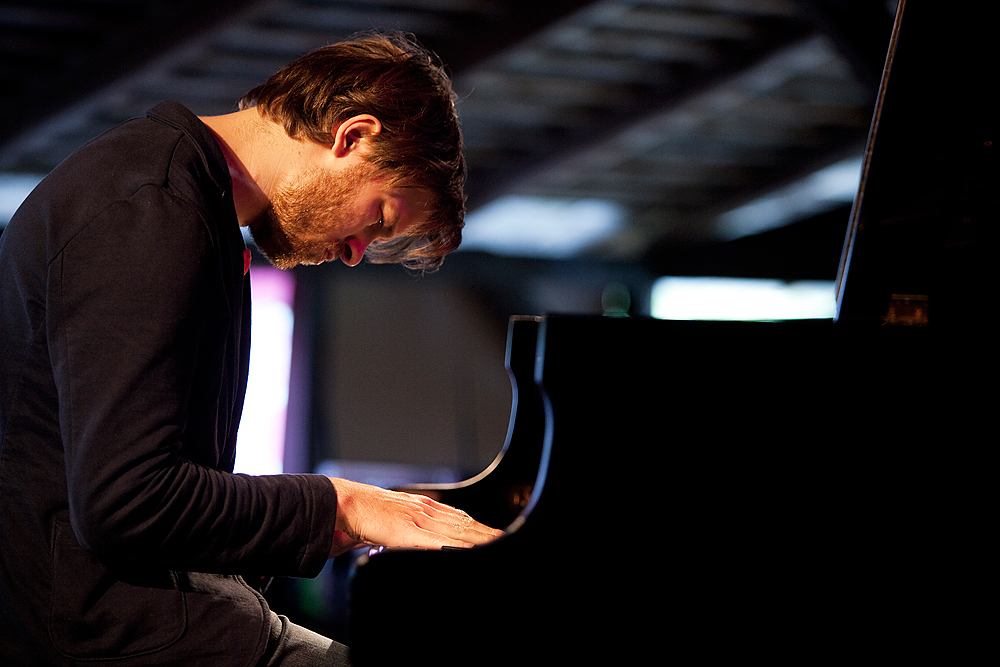 Foto: Colin Vallon, wie er am Klavier spielt.