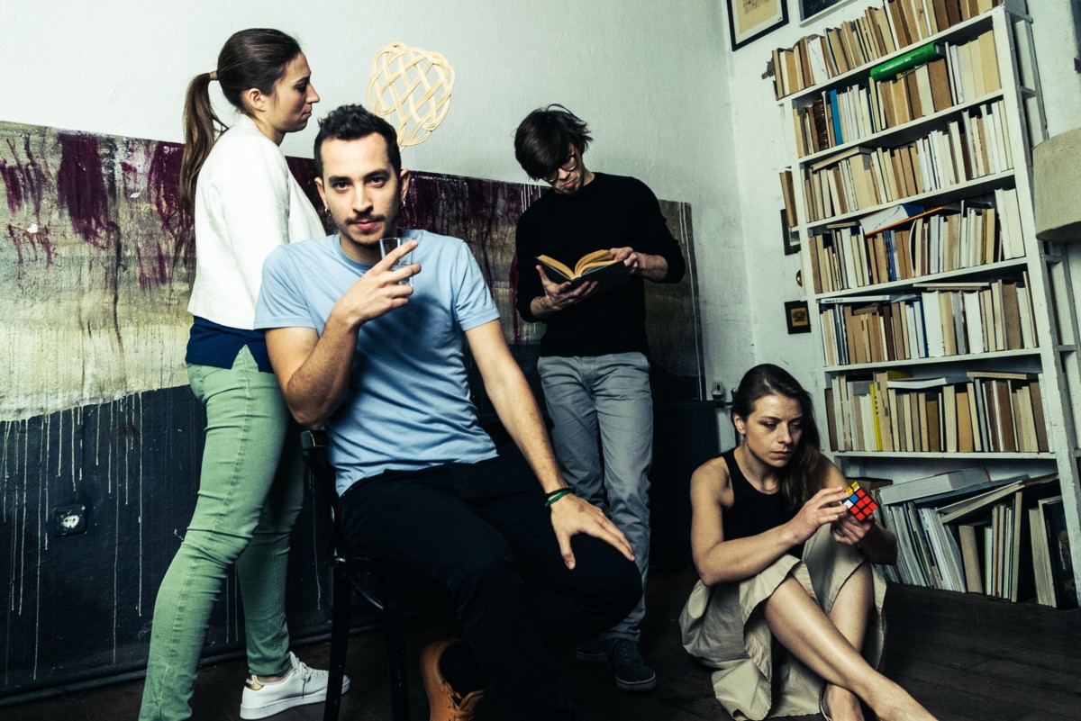 Foto: Ein Gruppenbild des Concept Store Quartetts vor einem Bücherregal.