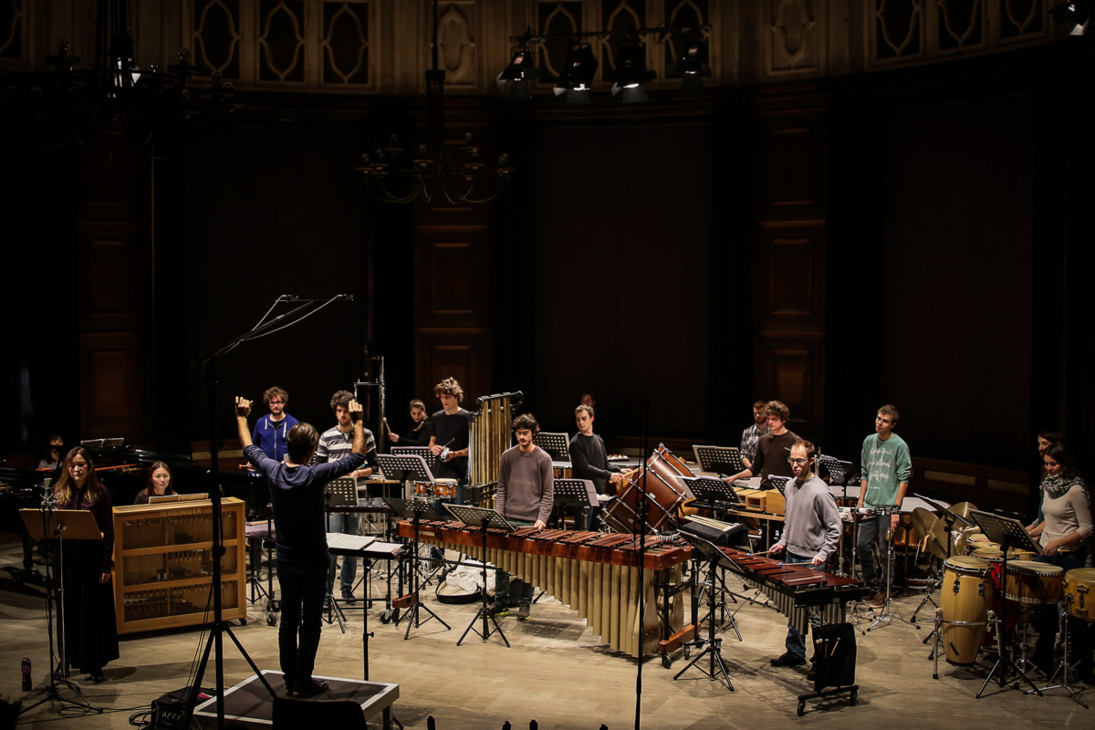 Foto: Das Ensemble Diagonal auf der Bühne mit ihren Instrumenten.