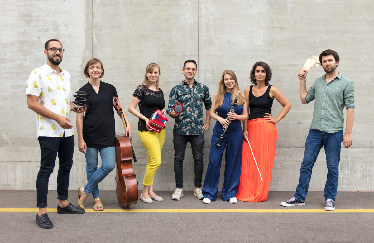 Foto: Ein Gruppenfoto des Ensemble Lemniscate bestehend aus Tatiana Timonina, Azra Ramic, Andreas Kunz, Sophie Wahlmüller, Ellen Fallowfield, Gilles Grimaître; Helga Karen, Miguel Ángel Garcia Martin, Daniel Moreira, Andreas Eduardo Frank