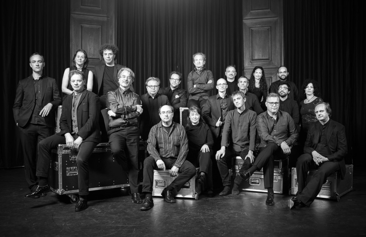Foto: Ein Gruppenfoto des Ensemble Phoenix Basel in schwarz weiss.