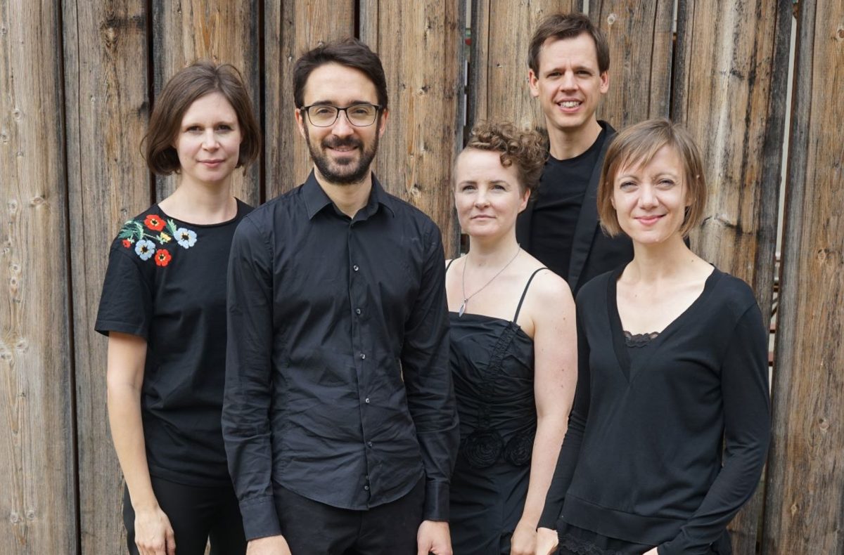 Foto: Ein Gruppenbild des Eunoia Quintetts bestehend aus Johanna Greulich, Clemens Hund-Göschel, Ellen Fallowfield, Louisa Marxen, Stephen Menotti