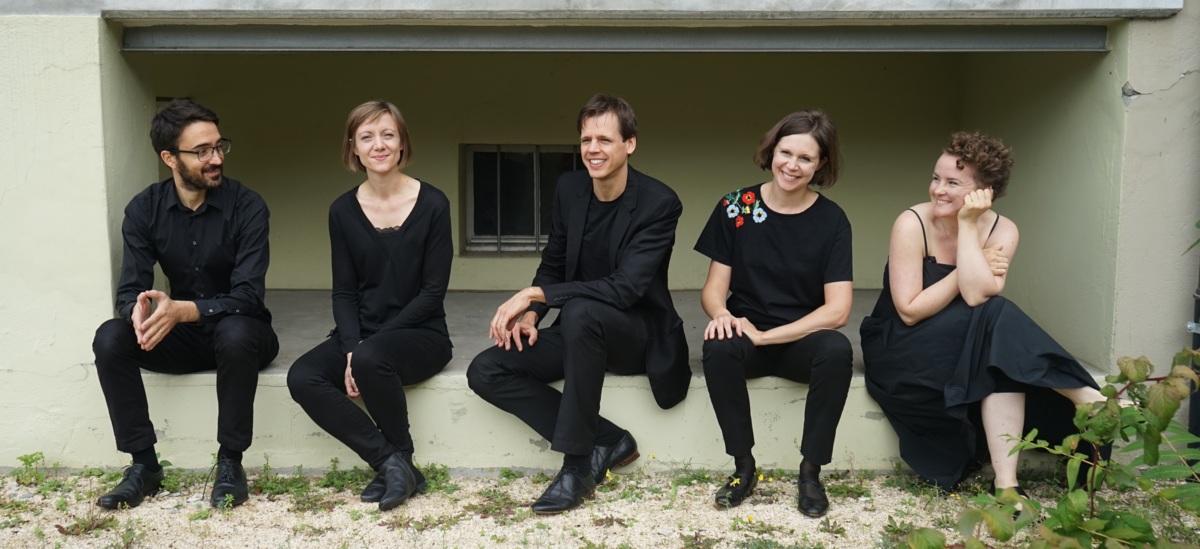 Foto: Ein Gruppenbild des Eunoia Quintetts bestehend aus Johanna Greulich, Clemens Hund-Göschel, Ellen Fallowfield, Louisa Marxen, Stephen Menotti