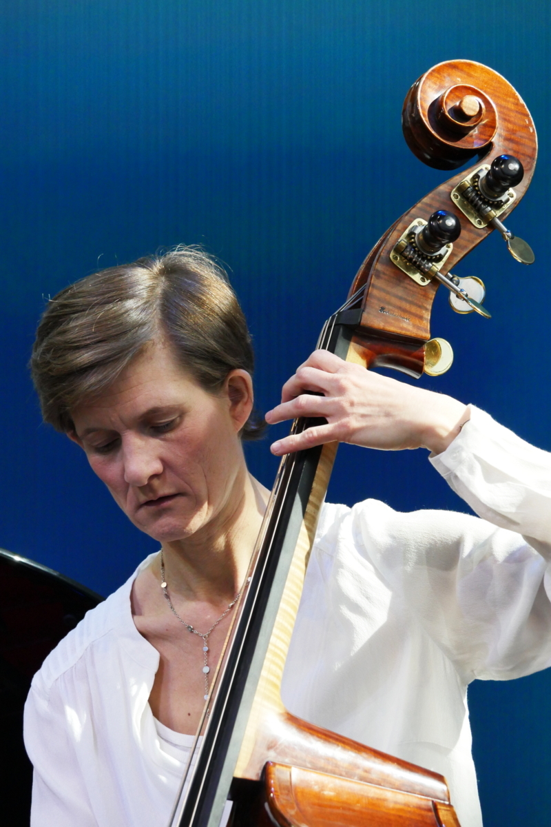 Foto von Eva Kruse vertieft ins Bass spielen