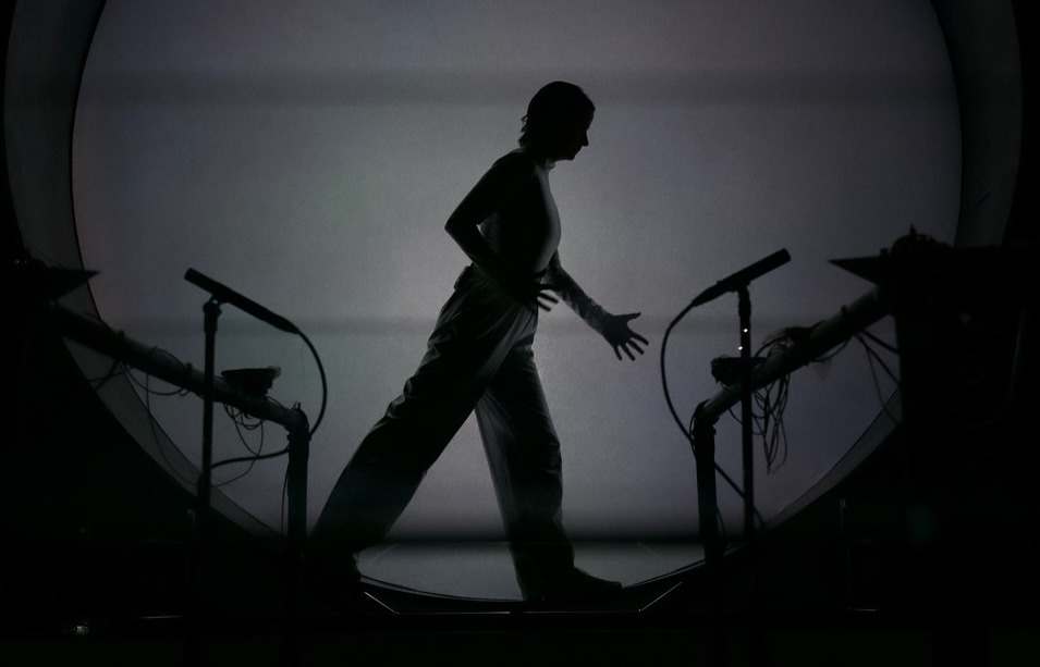 Foto der Silhouette einer Person in einer überdimensionalen Waschtrommel in schwarz weiss