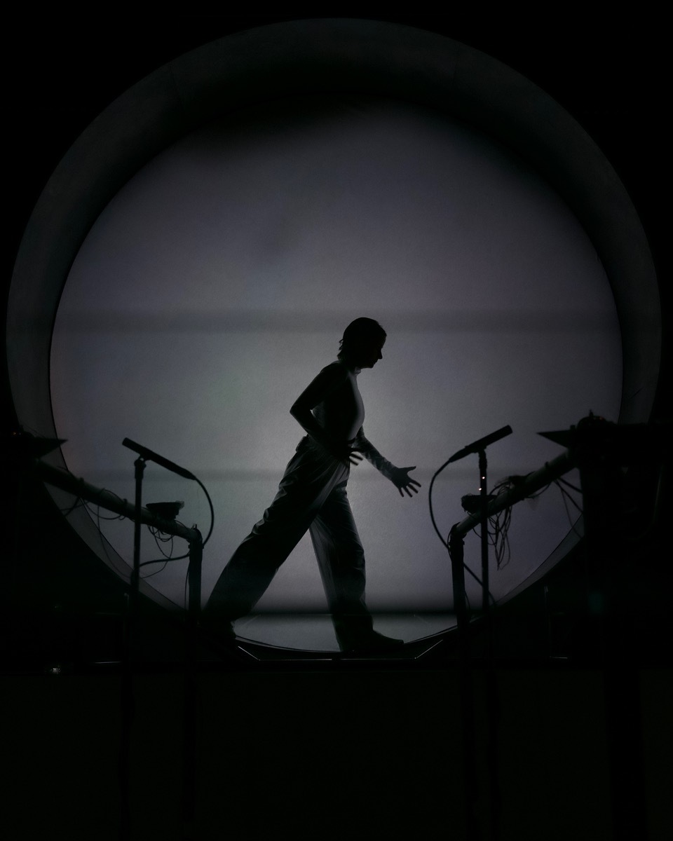 Foto von einer Person in einer überdimensionalen Waschtrommel