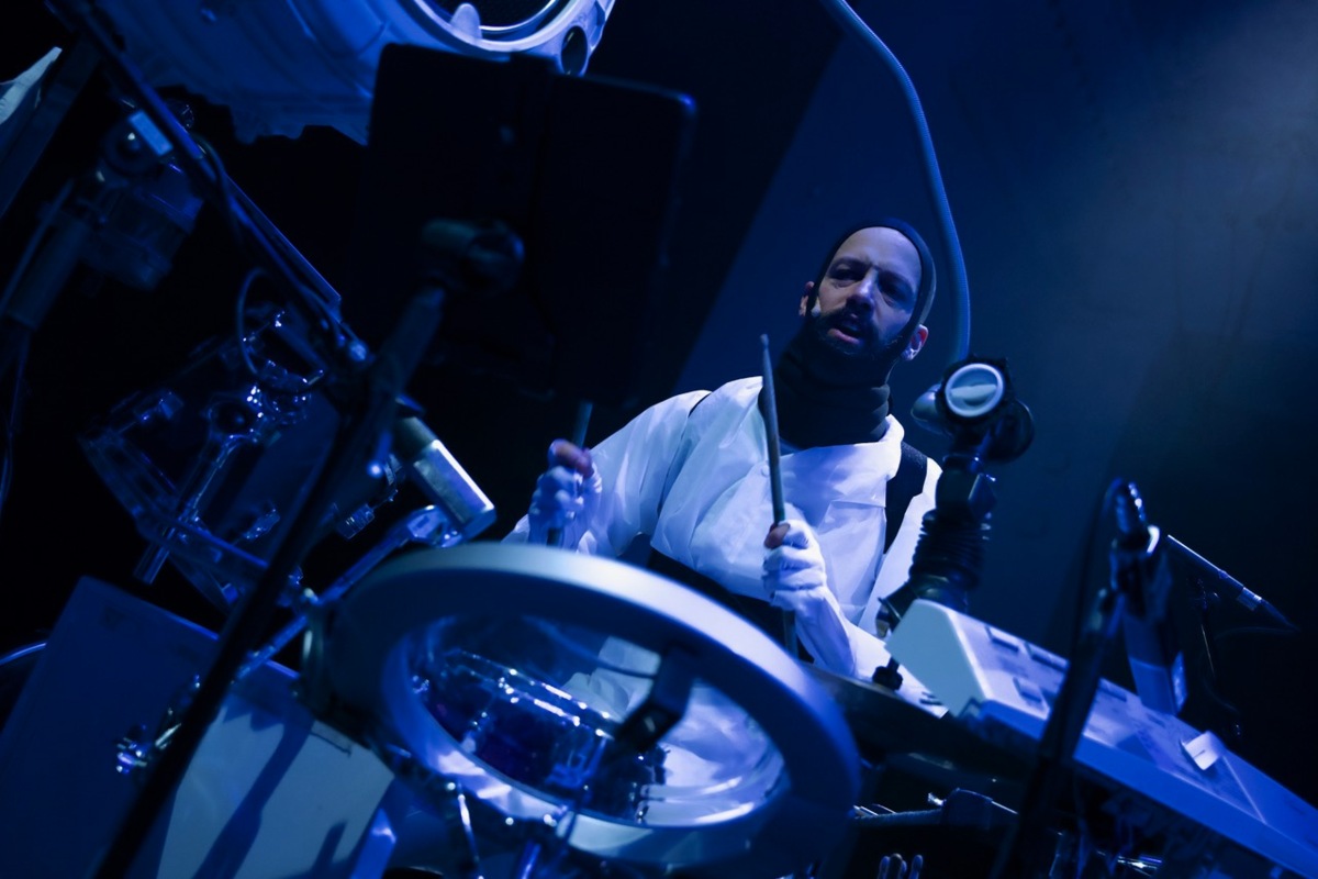 Foro von einer Person am Schlagzeug