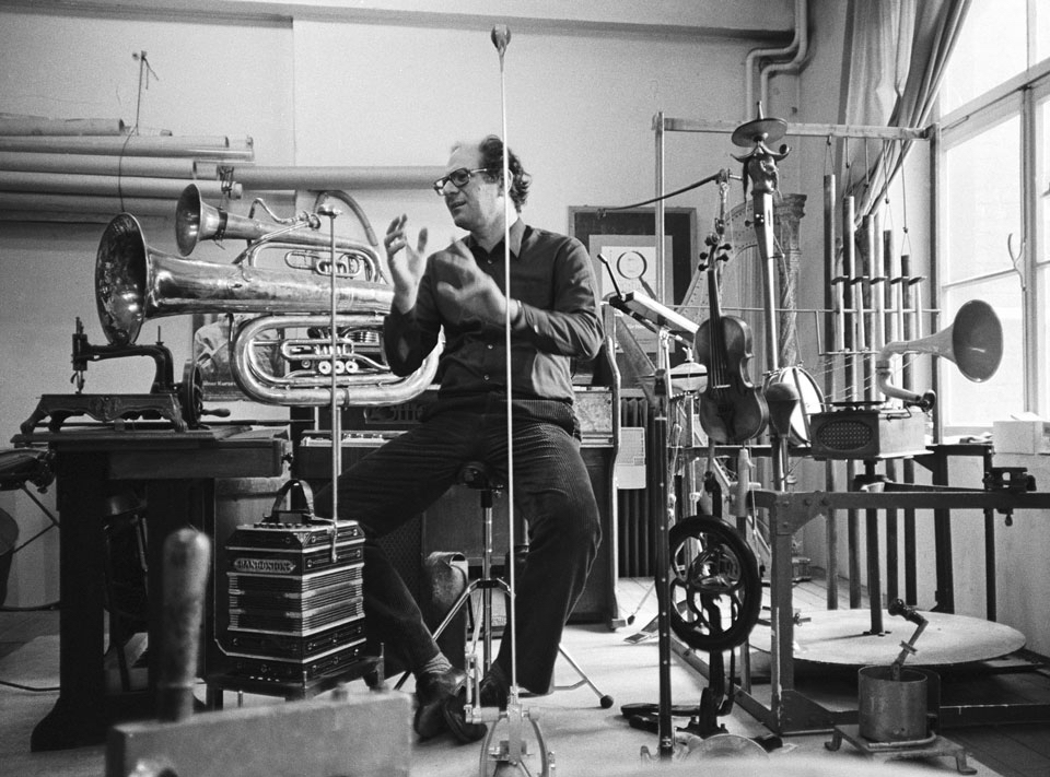 Foto von Mauricio Kagel in seinem Studio