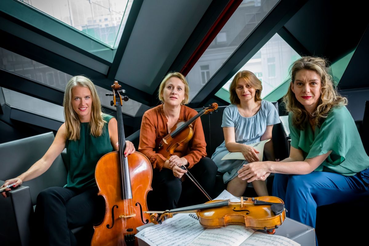 Foto: Das Mondrian Ensemble mit ihren Instrumenten Geige, Bratsche und Cello