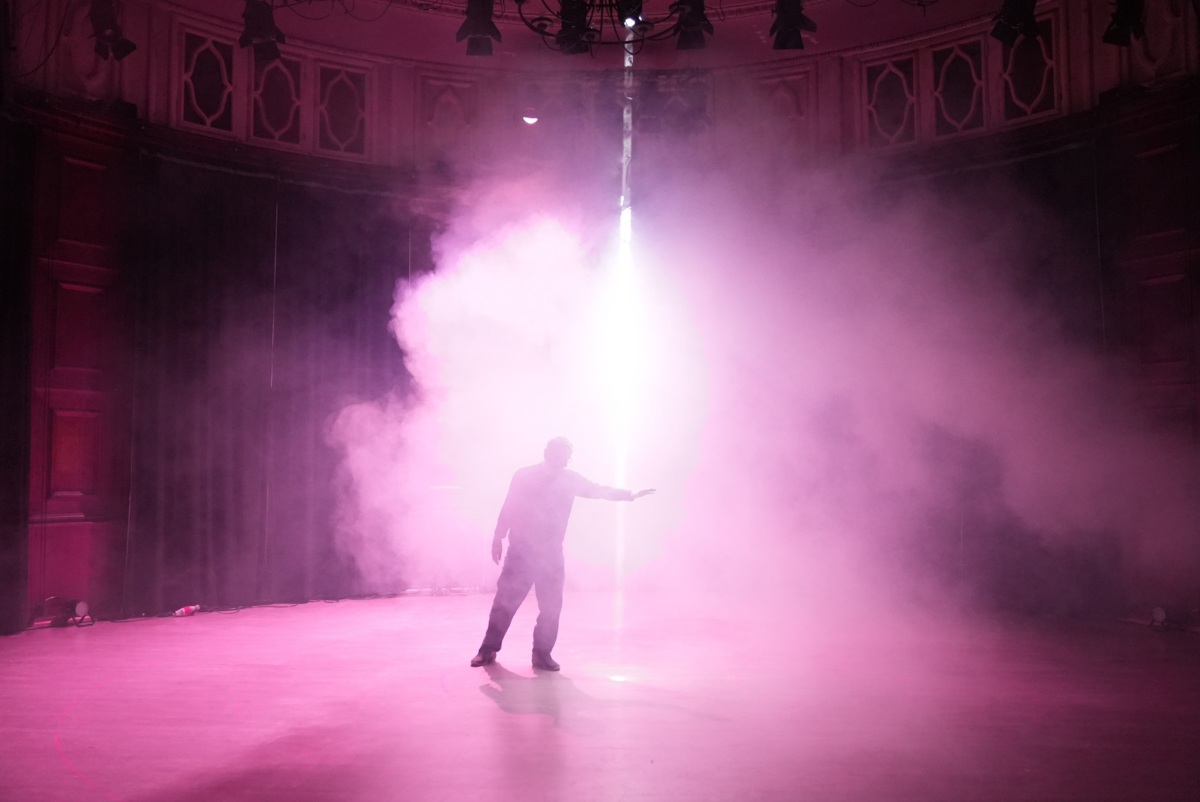 Foto von David Loeffel bei seinem Theremin im Konzertsaal.