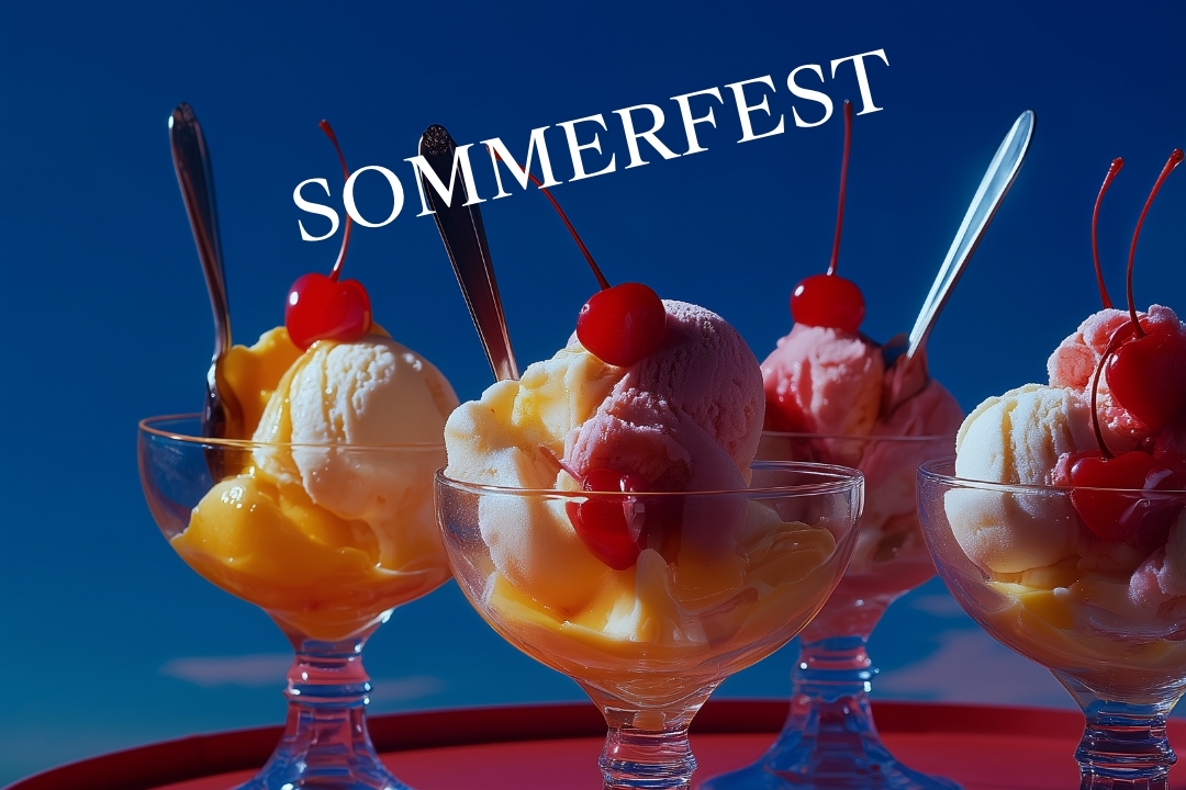 Eisbecher stehen vor einem tiefblauen Hintergrund auf einem dunkel pinken Tisch, auf dem Bild ist die Aufschrift Sommerfest zu lesen