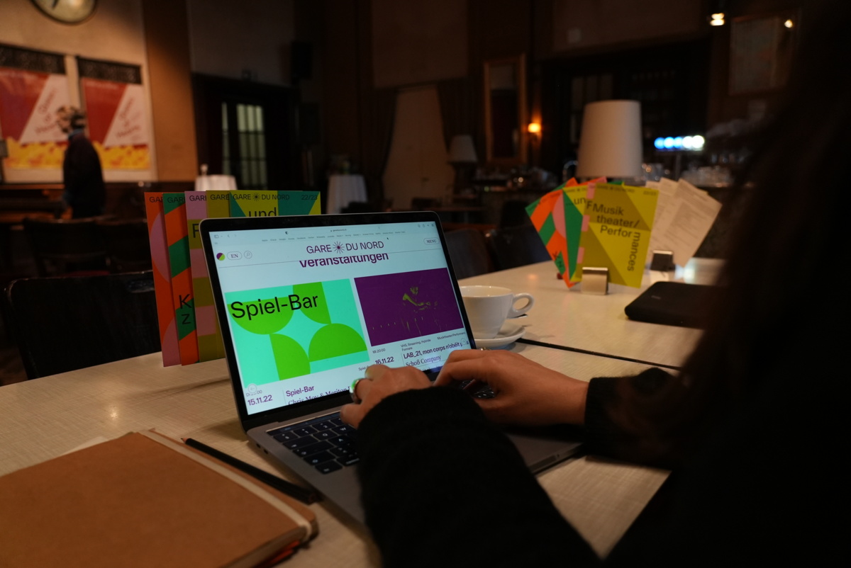 Laptop und Website Gare du Nord