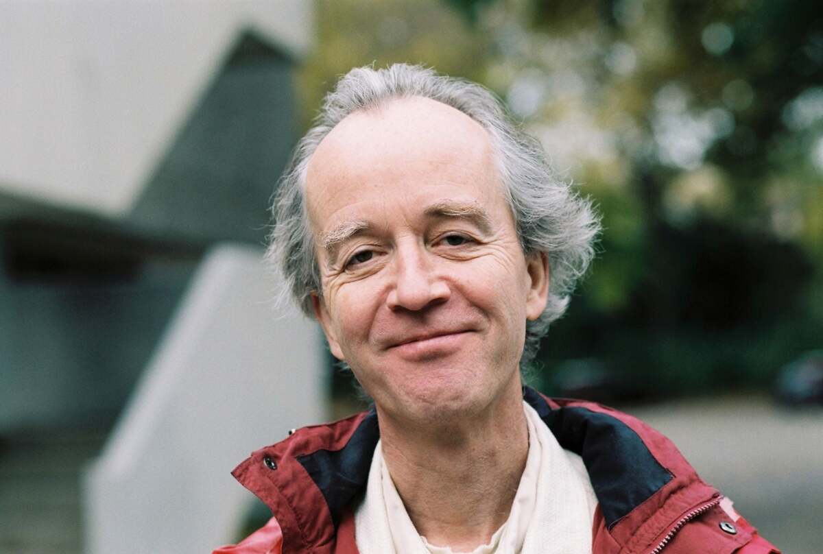 Farbiges Portrait von Peter Ablinger, der neutral in die Kamera schaut.