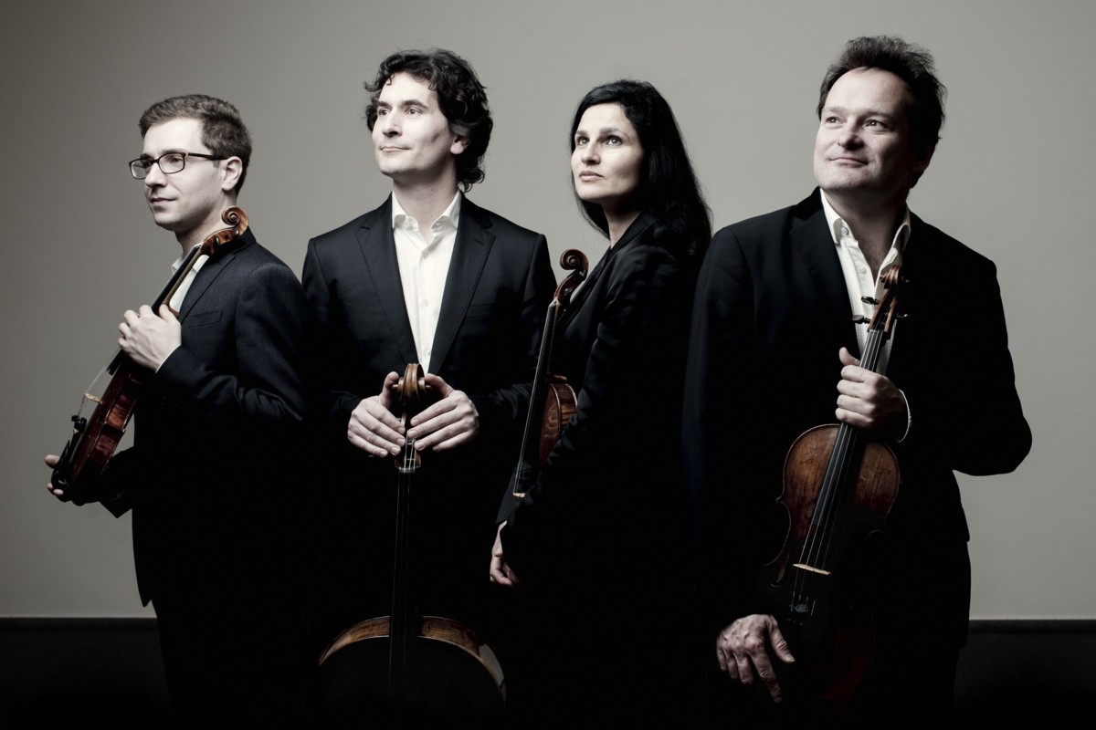 Foto: Das Belcea Quartett mit ihren Instrumenten zwei Violinen, Bratsche und Cello