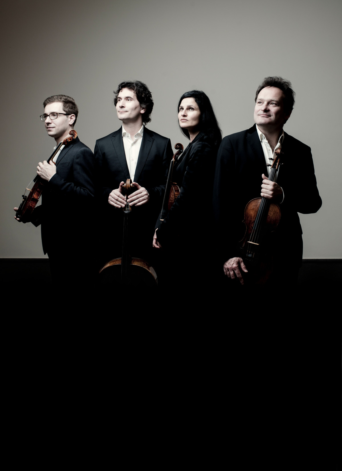Foto: Das Belcea Quartett mit ihren Instrumenten zwei Violinen, Bratsche und Cello