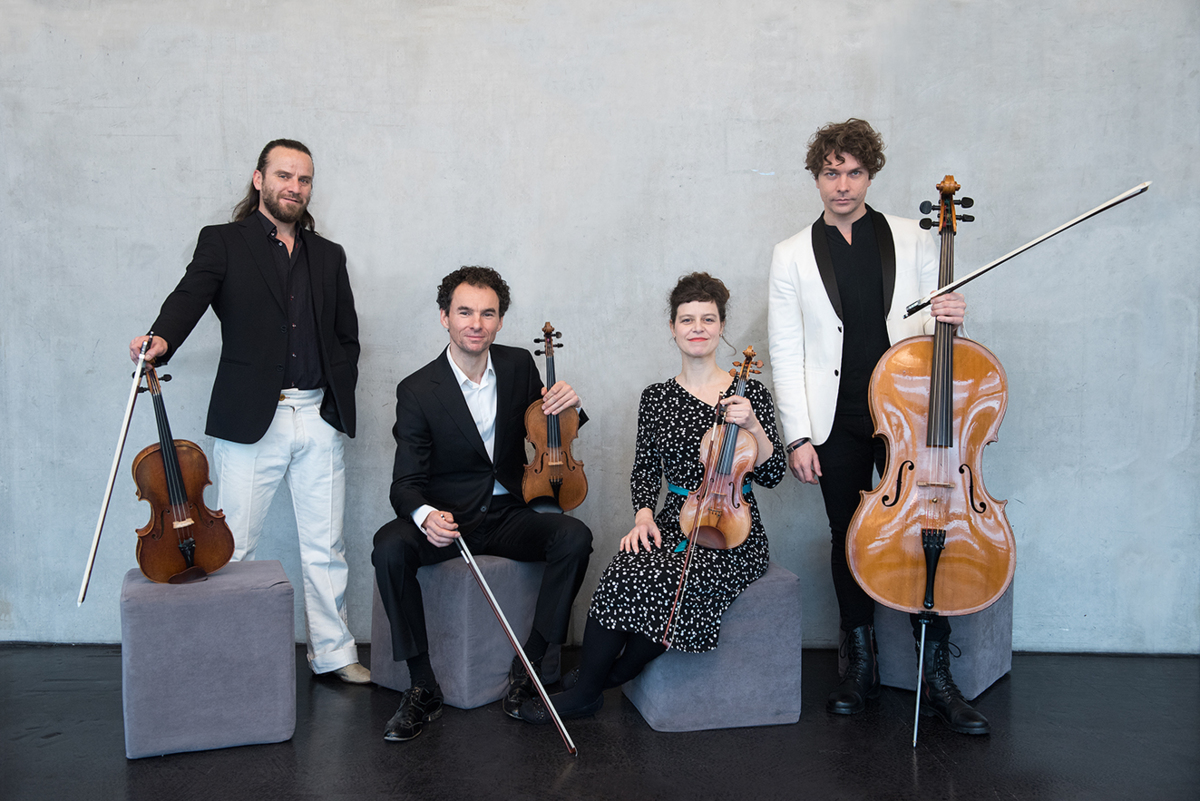 Foto: Ein Gruppenbild des Sonar Quartetts. Die Künstler:innen halten ihre Instrumente, zwei Geigen, eine Bratsche und ein Cello, in der Hand.