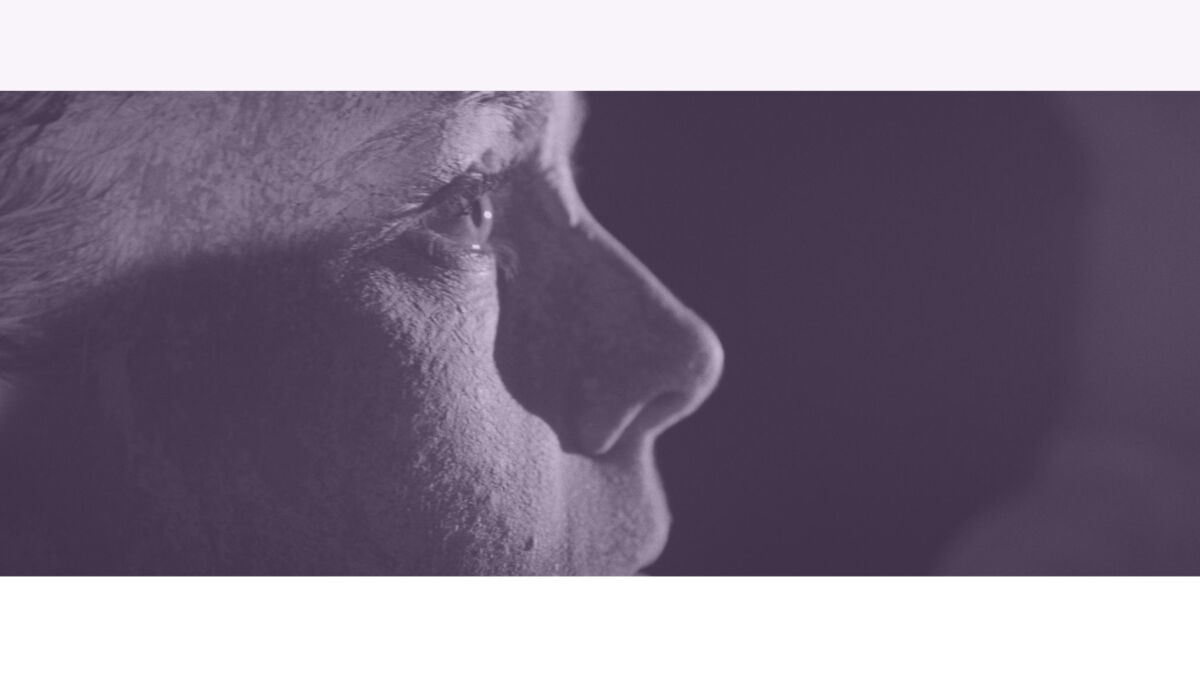 Nahaufnahme eines menschlichen Gesichts im Profil in violettem Licht.