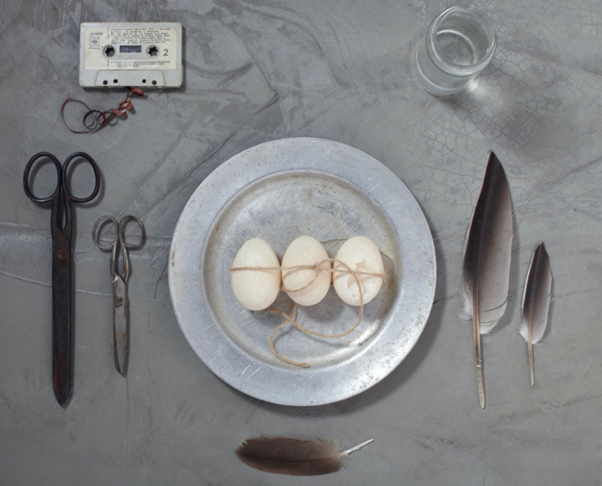 Foto: Teller mit Eiern, Schere und Federn gedeckt