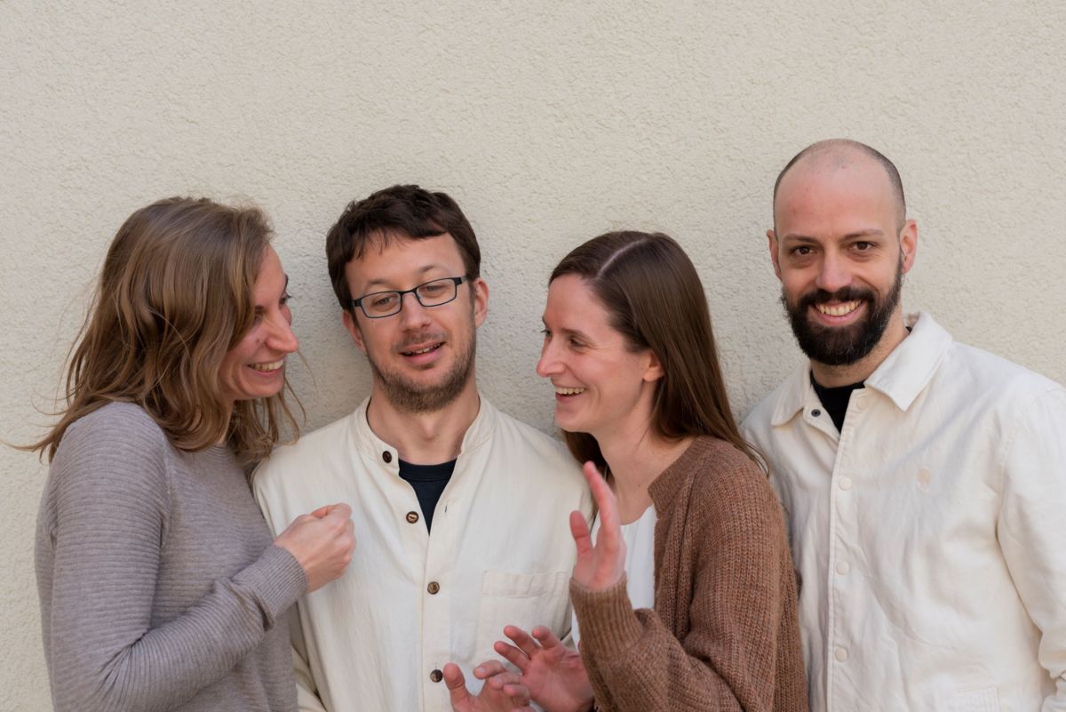 Foto: Ein Gruppenbild der Kompanie Too Hot To Hoot? bestehend aus Estelle Costanzo (Harfen), Stefanie Mirwald (Akkordeon), Kevin Juillerat (Saxophon), Julien Mégroz (Perkussion)